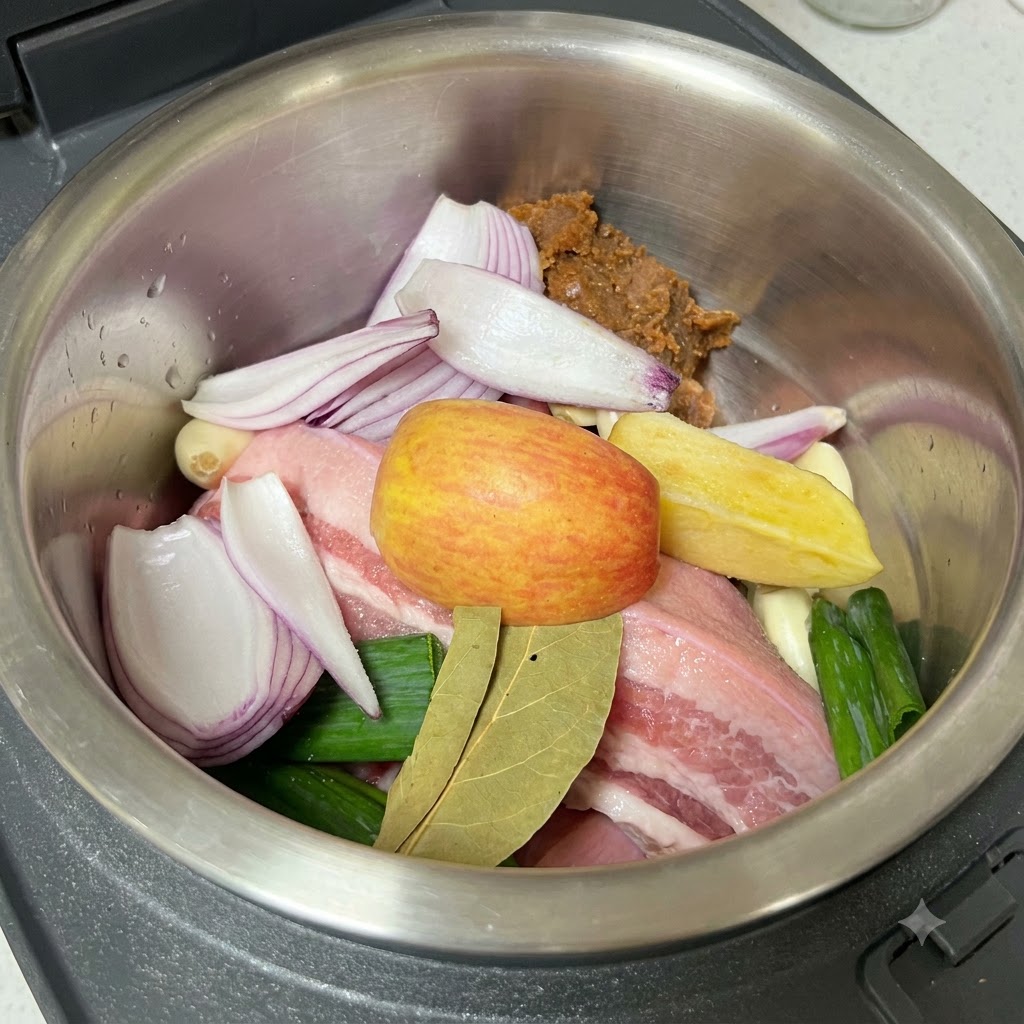 Sale macinato sulla pancetta di maiale cruda, sugli aromi e sulla pasta di soia allinterno della pentola di cottura.