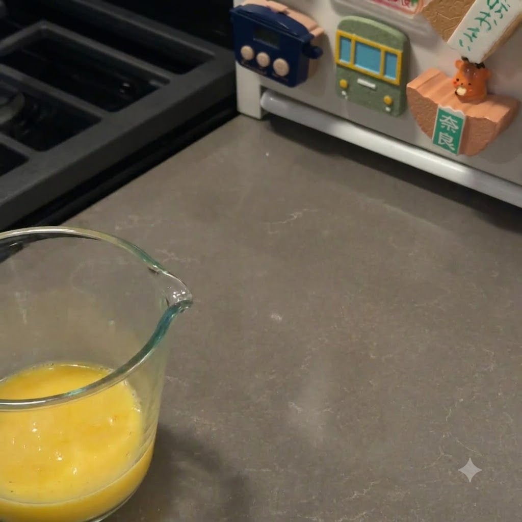 Un pennello da cucina che spennella con cura la superficie dei panini da hamburger lievitati con un tuorlo duovo.