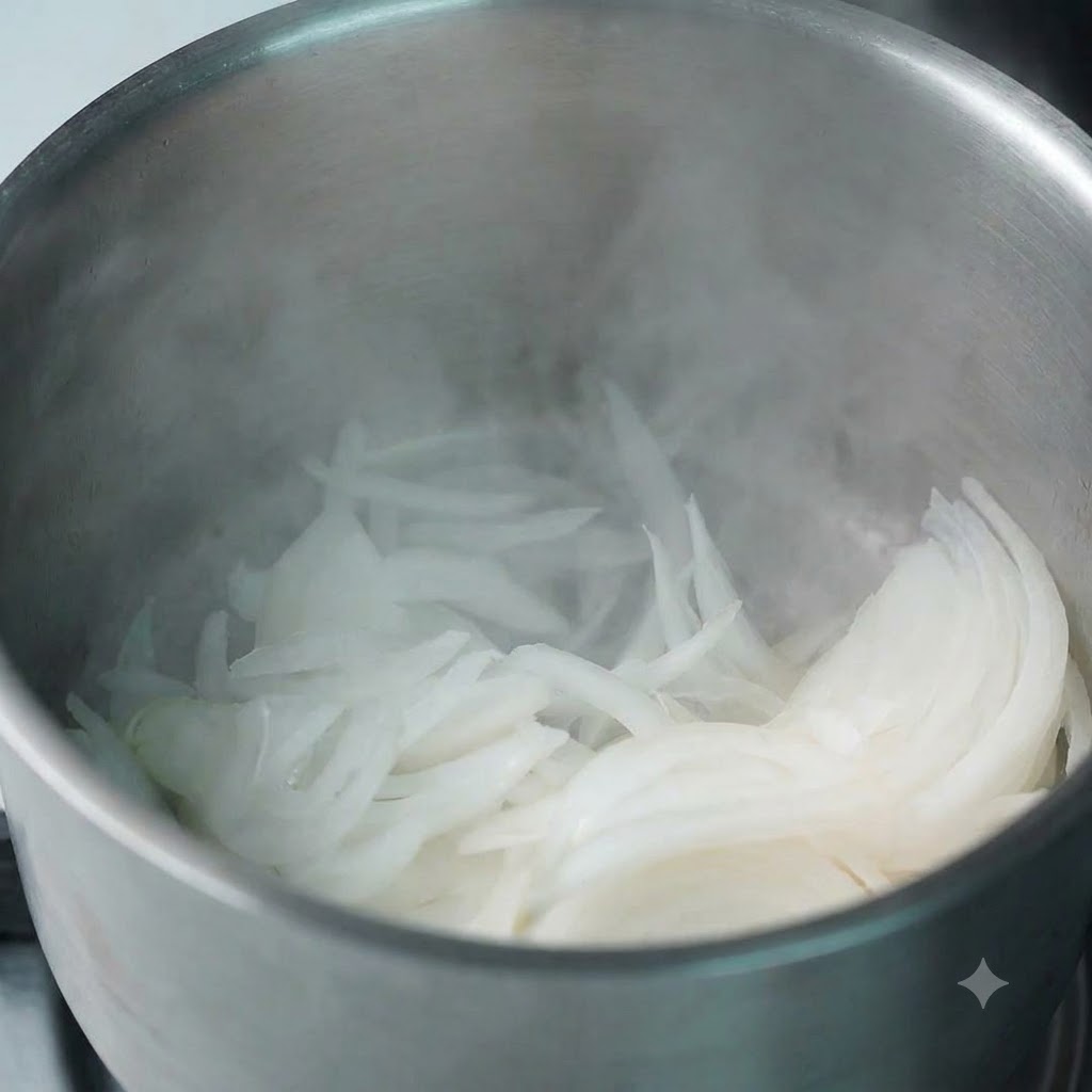 Cipolle fresche affettate messe in una pentola calda con vapore che sale.