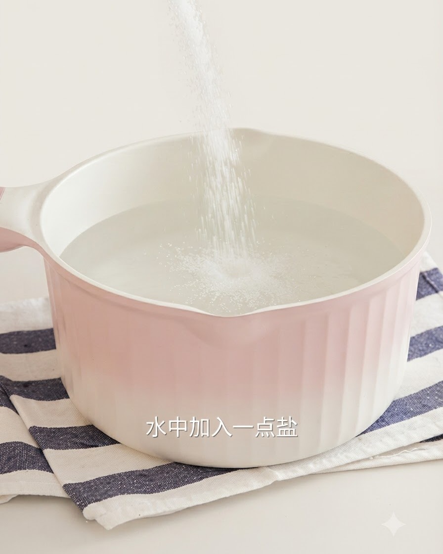 Versare del sale in una pentola rosa di acqua bollente per sbollentare il basilico.